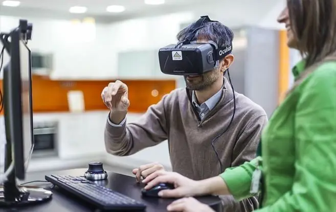 Hombre usando gafas de realidad virtual