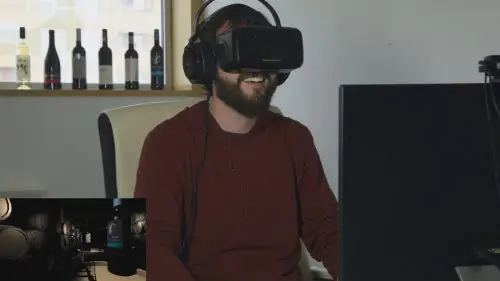Hombre usando gafas de realidad virtual