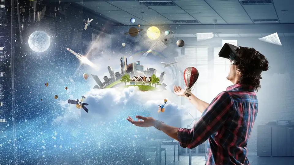 Persona descubriendo la Realidad Virtual gracias a un headset VR