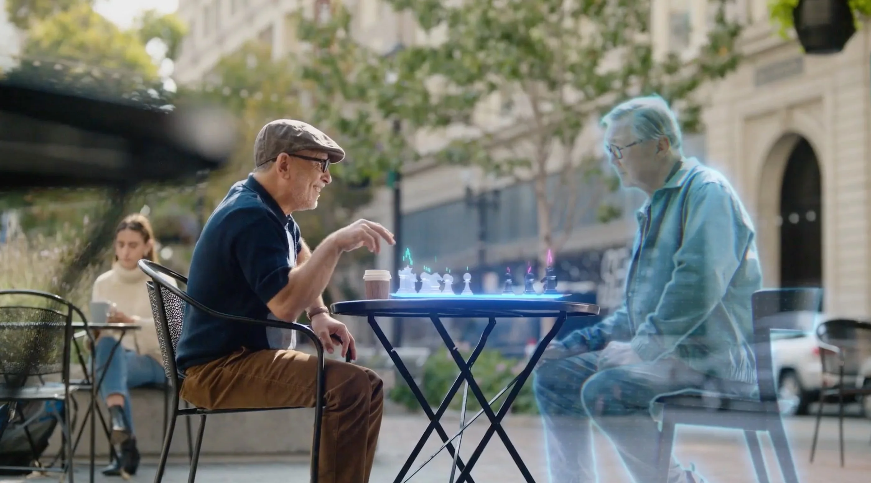 El Metaverso en el futuro, dos personas jugando al ajedrez virtualmente viéndose mediante hologramas