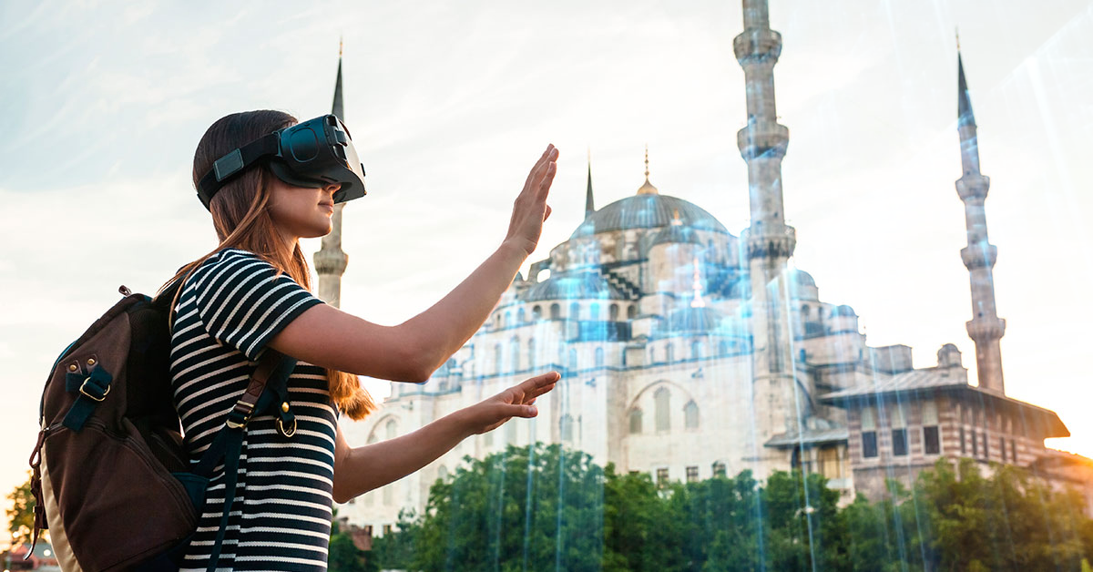 chica usando una gafas de realidad virtual para teletransportarse a Estambul y hacer turismo de forma virtual