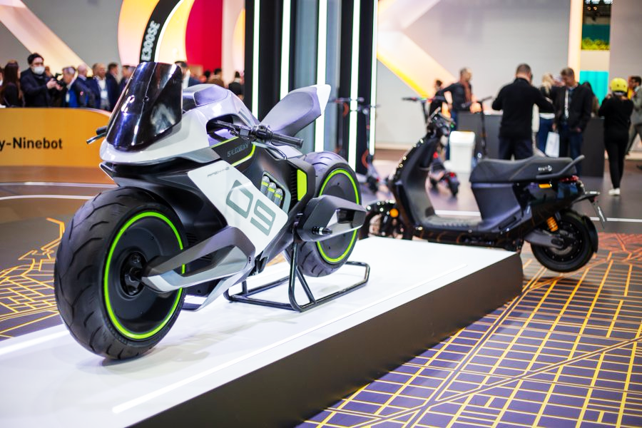 Vista de la nueva moto de hidrogeno de segway presentada en el MWC 2023