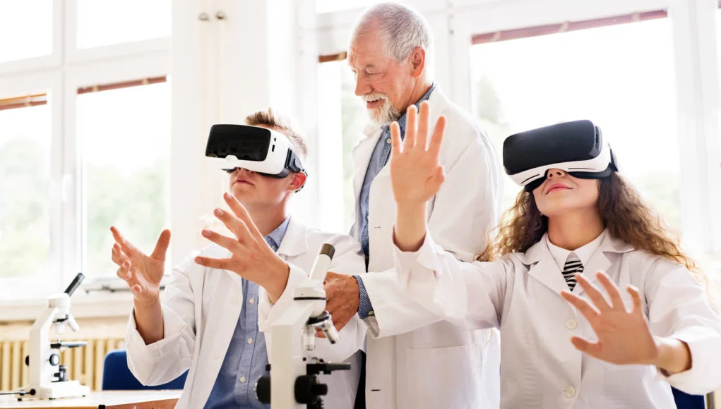 Varios empleados del sector médico utilizando gafas de Realidad Virtual