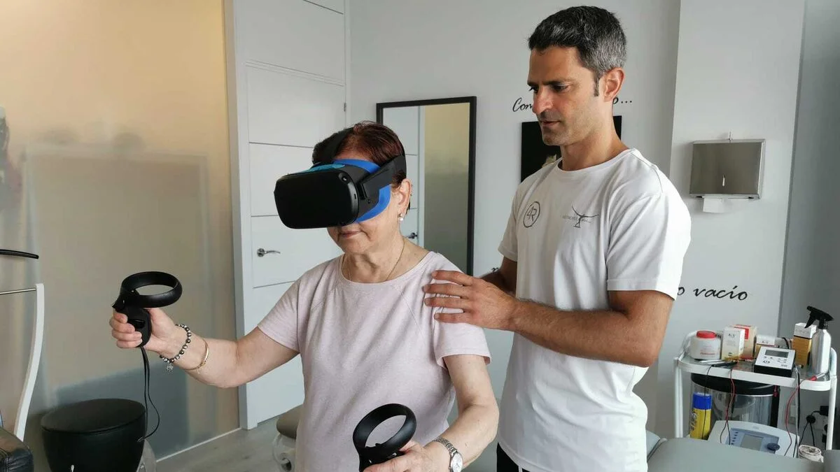 Una señora de la tercera edad realiza ejercicios de fisioterapia con una gafas de realidad virtual