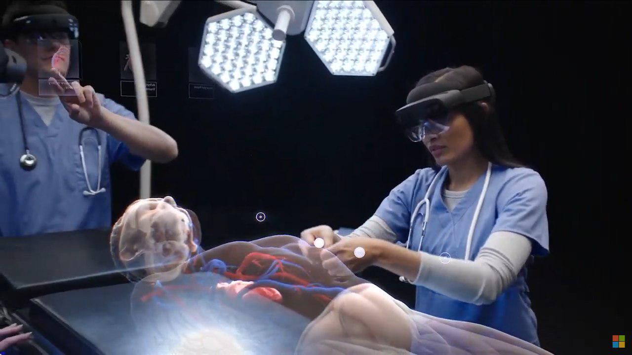 Profesionales sanitarios utilizando gafas de realidad mixta Hololens 2 durante una cirugía médica