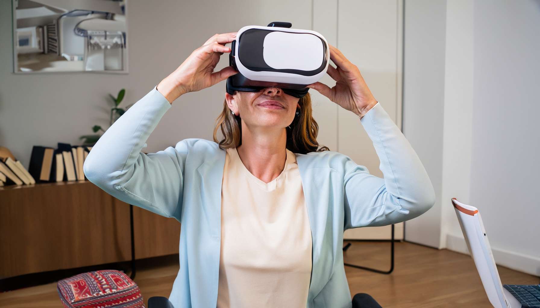 Una mujer usando unas gafas de Realidad Virtual durante una sesión de terapia psicológica