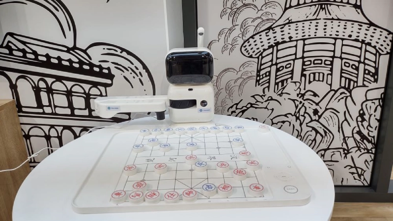 Robot chino programado para jugar partidas de Shogun en MWC 2024