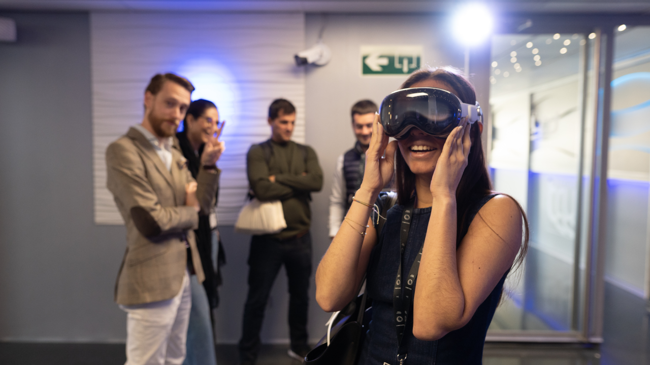 Chica probando la tecnología de Spatial Computing con las Apple Vision Pro de DeuSens