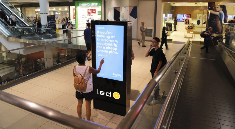 publicidad localizada en un centro comercial