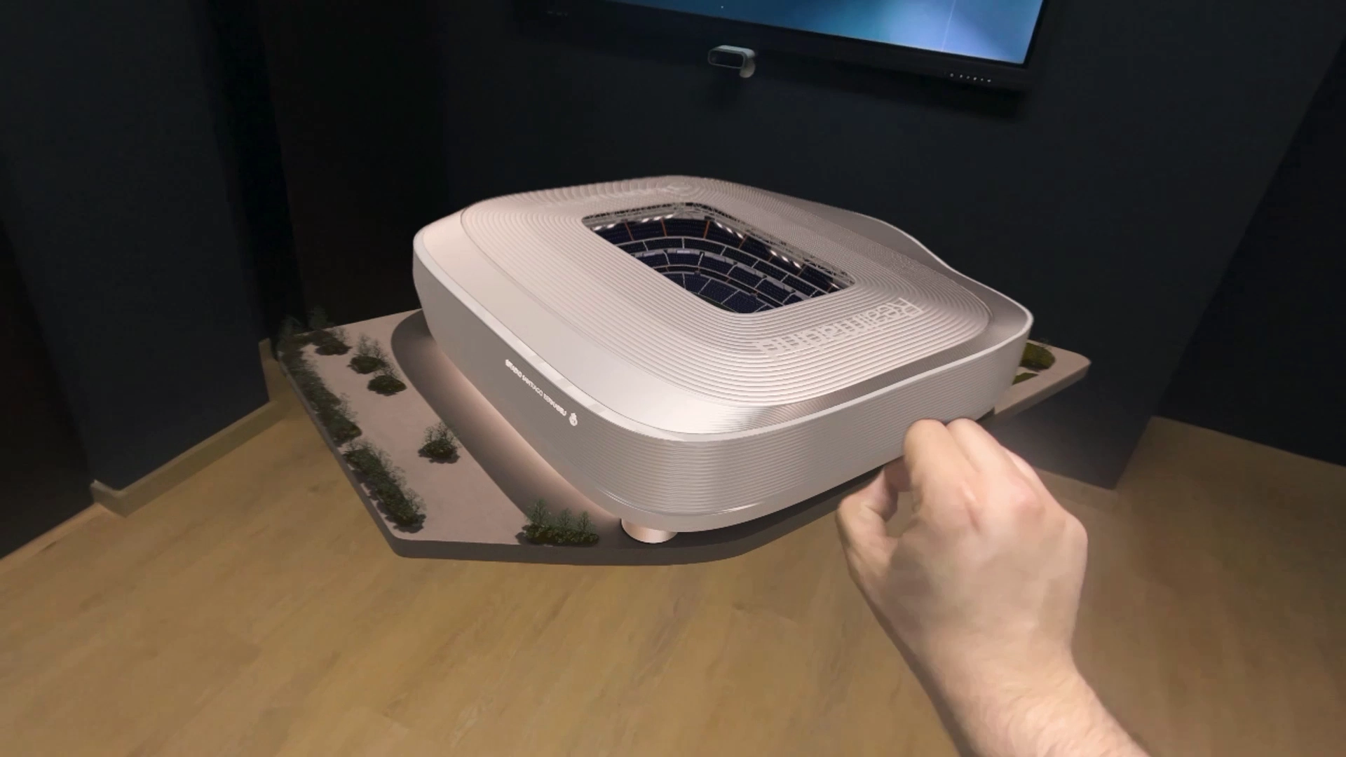 Usuario usando las Apple Vision Pro para ver la maqueta virtual del Santiago Bernabéu Infinito