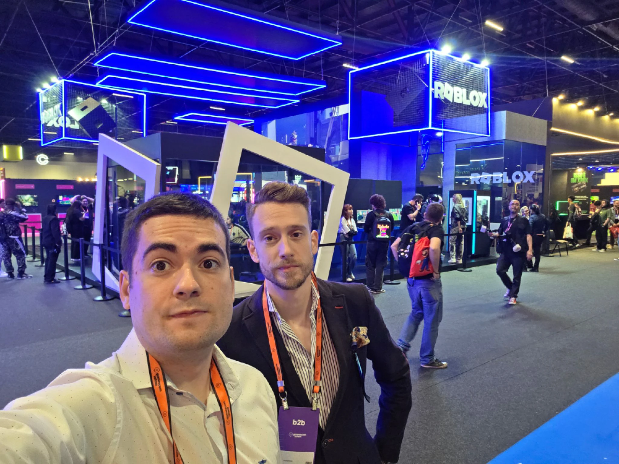 Los cofundadores de DeuSens, Álvaro Monzón y Álvaro Antoñanzas, haciéndose un selfie en la feria Gamescom LATAM