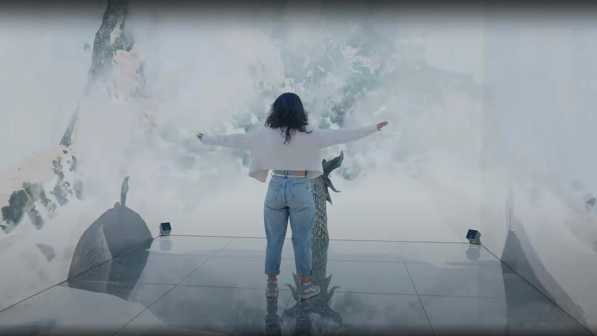 Esperienza immersiva a 360° nello spazio Movistar tramite un cubo LED di videomapping