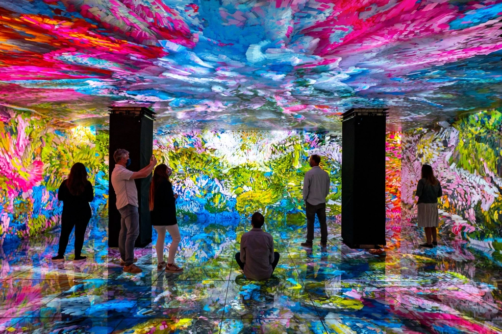 Cubo immersivo a 6 facce installato a Casa Batlló per mostrare le opere di Gaudí;