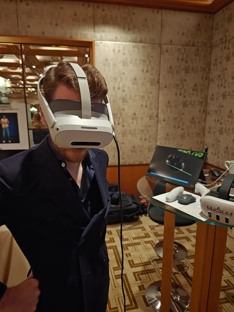 Álvaro Antoñanzas de DeuSens con visor VR en LE BOOK Connections Milan 2026