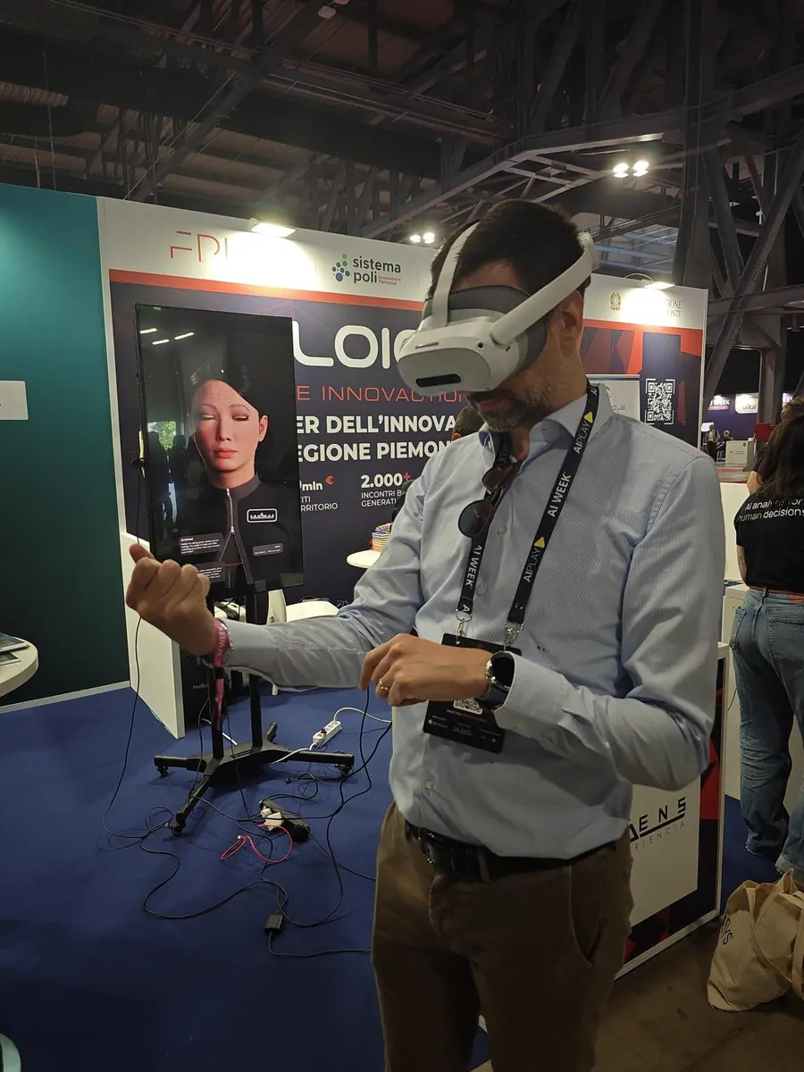 Visitante probando una experiencia de realidad virtual con visor PICO en el stand de DeuSens en AI Week 2026 con el avatar Alice Assistant