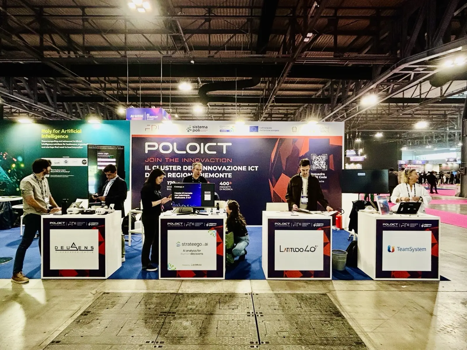 Stand colectivo del Polo di Innovazione ICT en AI Week 2026 con DeuSens, Strateego, Latitudo 40 y TeamSystem