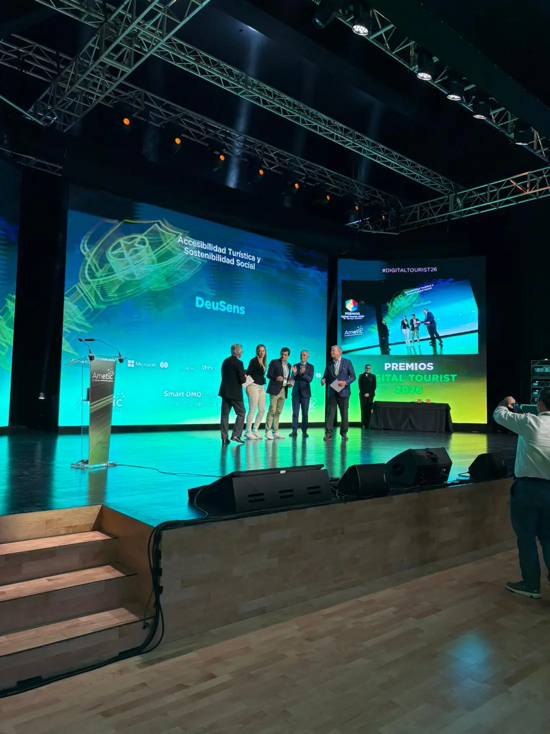Team di DeuSens sul palco ritirando il primo premio per Accessibilità Turistica e Sostenibilità Sociale per Dive into Heritage per l'UNESCO