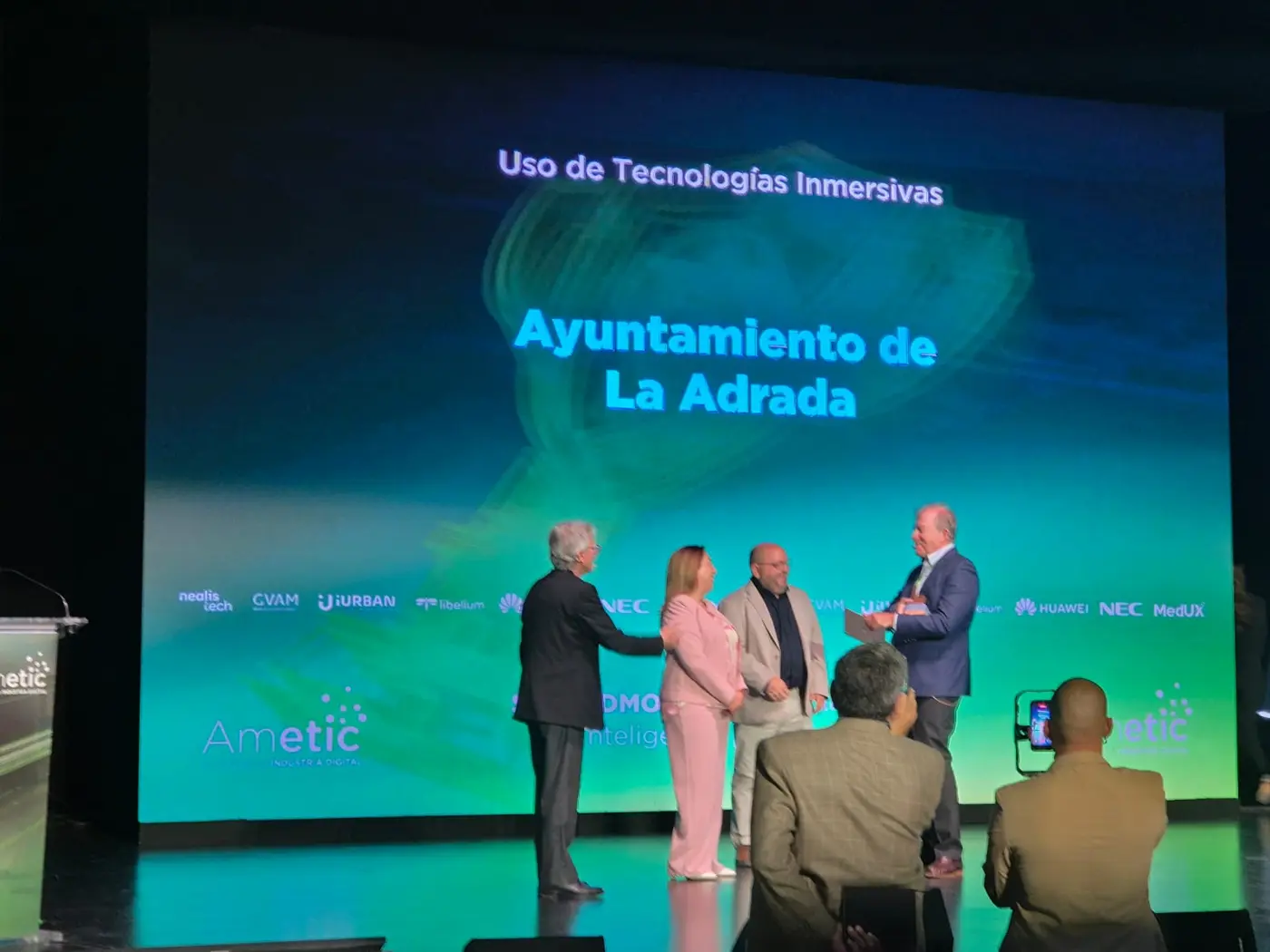 Team di DeuSens e Ayuntamiento de La Adrada ritirano il primo premio per l'Uso delle Tecnologie Immersive ai Premi Digital Tourist 2026 di Ametic