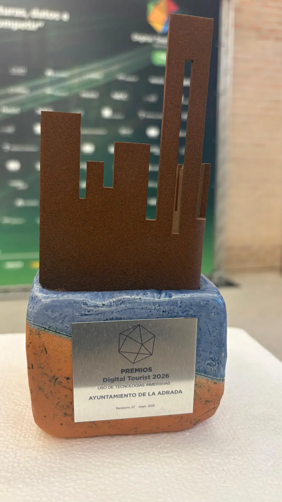 Trofeo dei Premi Digital Tourist 2026 di Ametic conferito all'Ayuntamiento di La Adrada nella categoria Uso delle Tecnologie Immersive