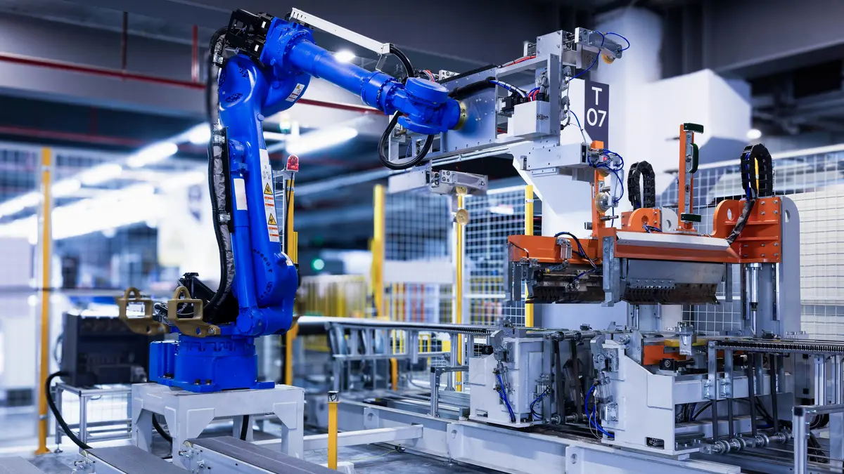 Braccio robotico industriale blu al lavoro su una linea di produzione reale