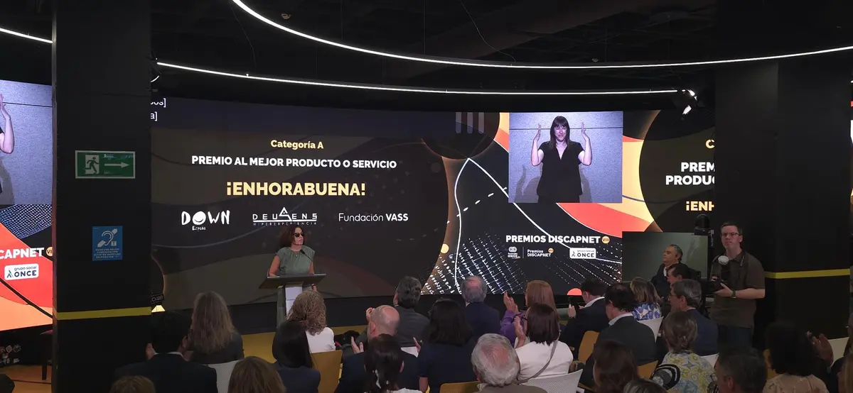Momento de la entrega del Premio Discapnet VIII a DeuSens y Fundación VASS