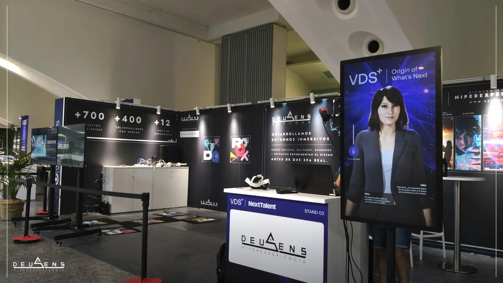 Tótem vertical con Alice Assistant, el avatar con IA de DeuSens, en el stand de VDS 2026