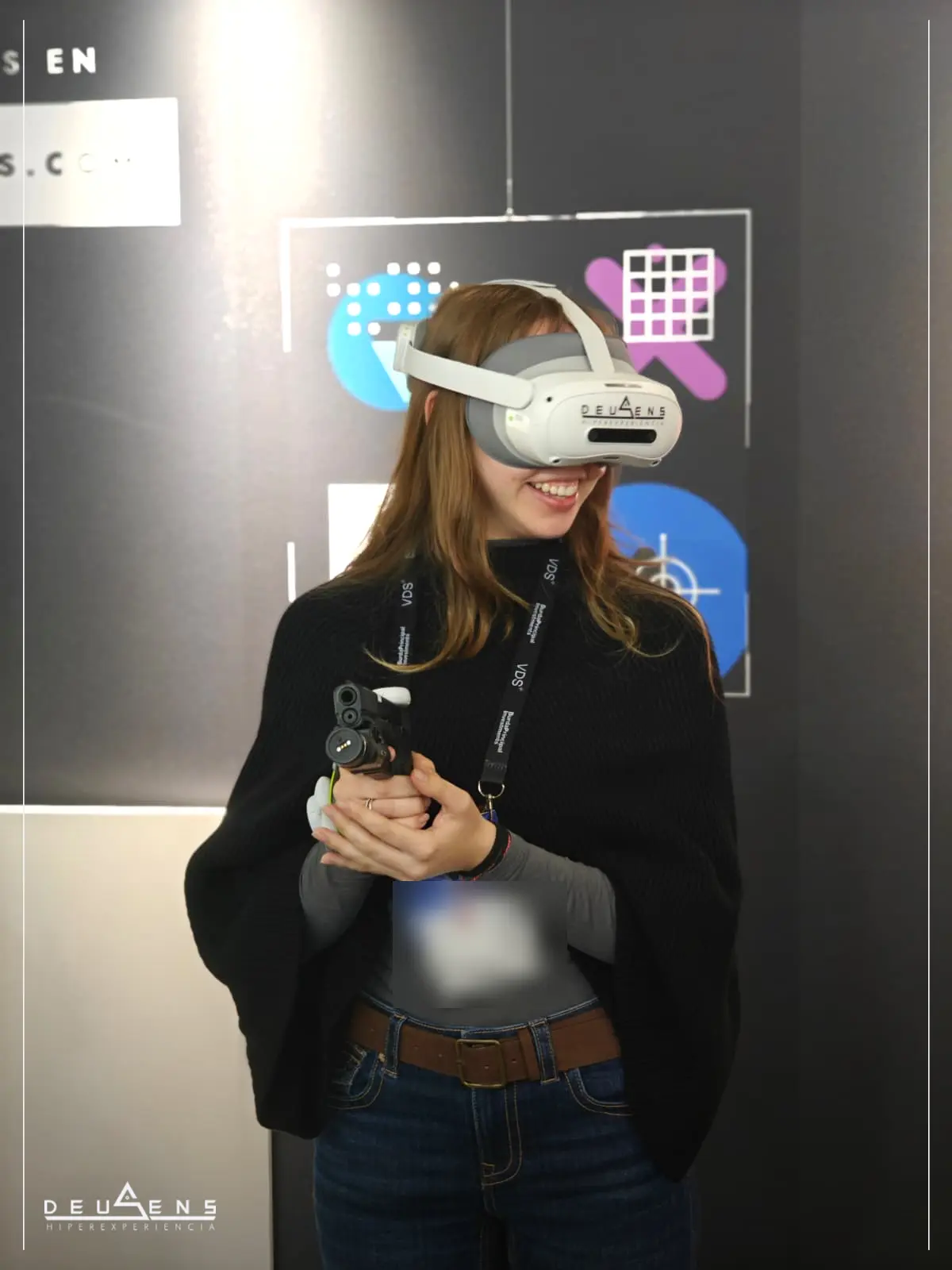 Visitante con gafas PICO 4 y réplica sensorizada en el stand de DeuSens