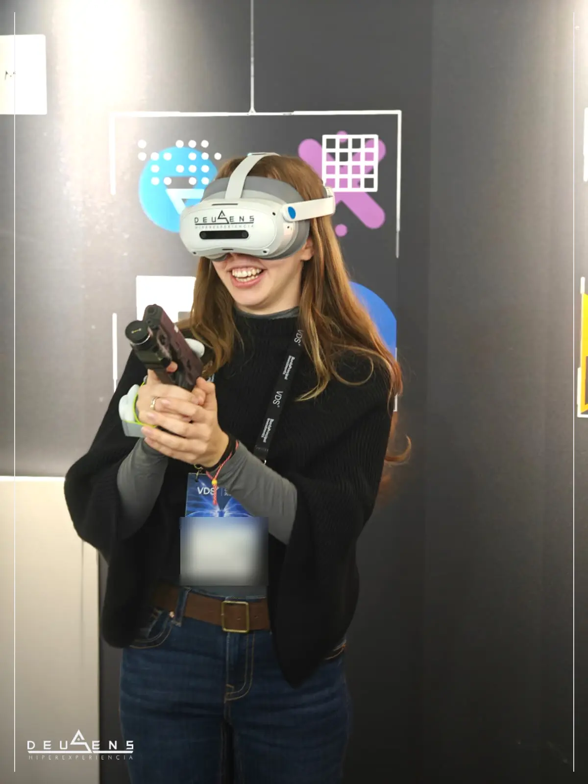 Visitante sonriendo tras probar el simulador de tiro VR