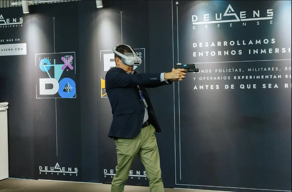 Participante apuntando con una réplica de pistola sensorizada y gafas PICO 4 en el simulador de tiro VR
