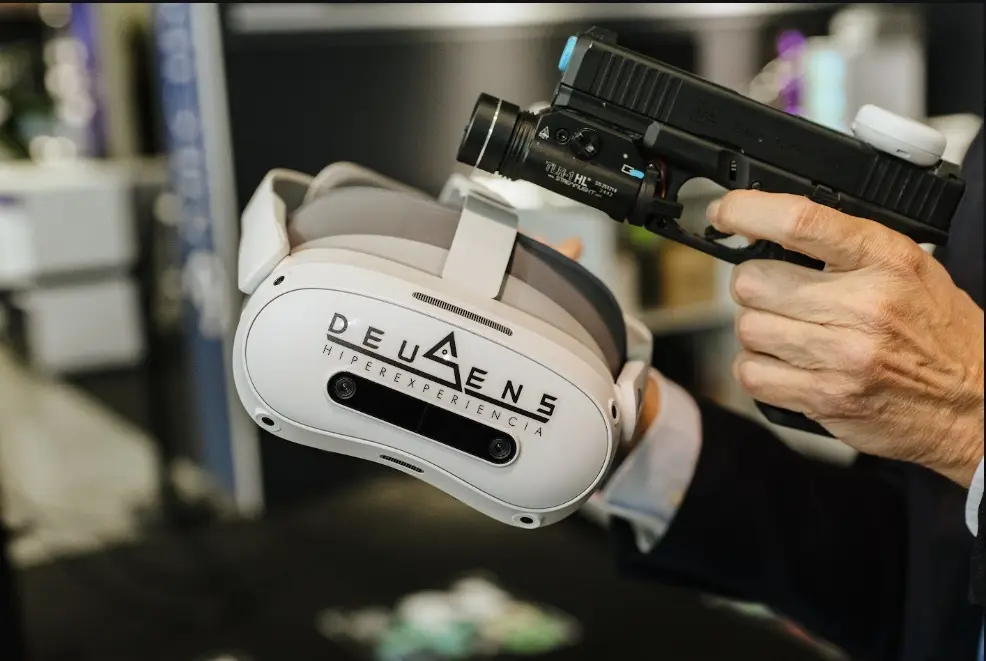 Detalle de las gafas PICO 4 y la réplica sensorizada de pistola Glock 9 mm