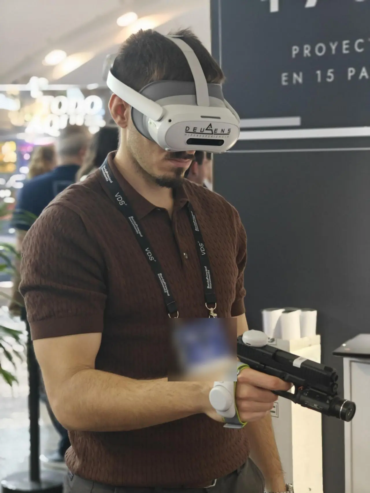 Visitante probando el simulador de tiro VR de DeuSens Defense